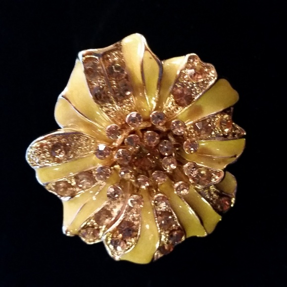 Blooming Cream Enamel & Rhinestone Flower Adj Ring - Picture 3 of 8